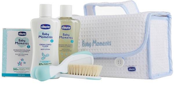 CHICCO BABY MOMENTS BEAUTY MANIGLIA AZZURRO BAGNO DELICATO CORPO-CAPELLI PELLI DELICATE 200 ML + CREMA CORPO PELLI DELICATE 200ML + ACQUA DI COLONIA BABY SMELL PELLI DELICATE 100ML - Farmacia De Pasquale